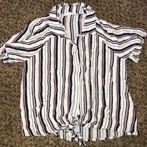 Short Sleeve Button Up Shirt. Small